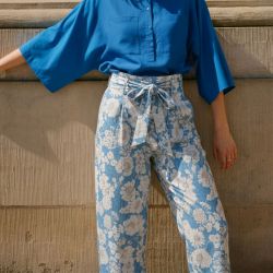Pantalon carotte peony bleu clair fleurs blanches Femme ANTIK BATIK